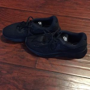 Black Nike Tanjun- Women’s Sz 8- LIKE NEW!!!